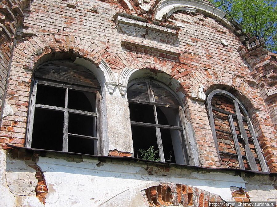 Окна правого бокового фасада. Правое замуровано. Беларусь