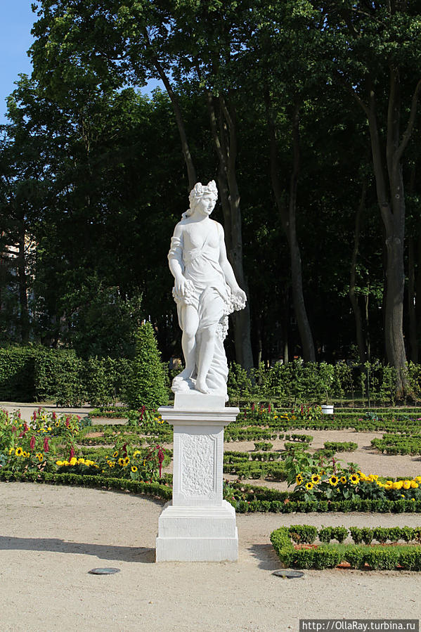 Белые скульптуры придают саду особый шик. Белосток, Польша