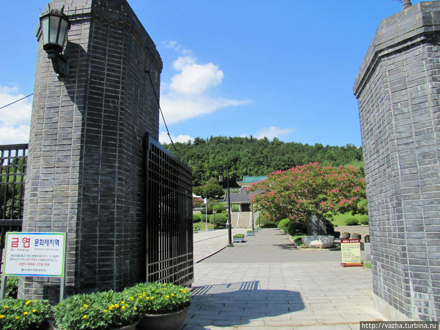 Вход на территорию Храма. Пусан, Республика Корея