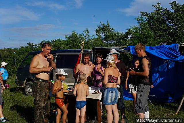 День рыбака  или  пикник  на  берегу  речки Ай Южно-Сахалинск, Россия
