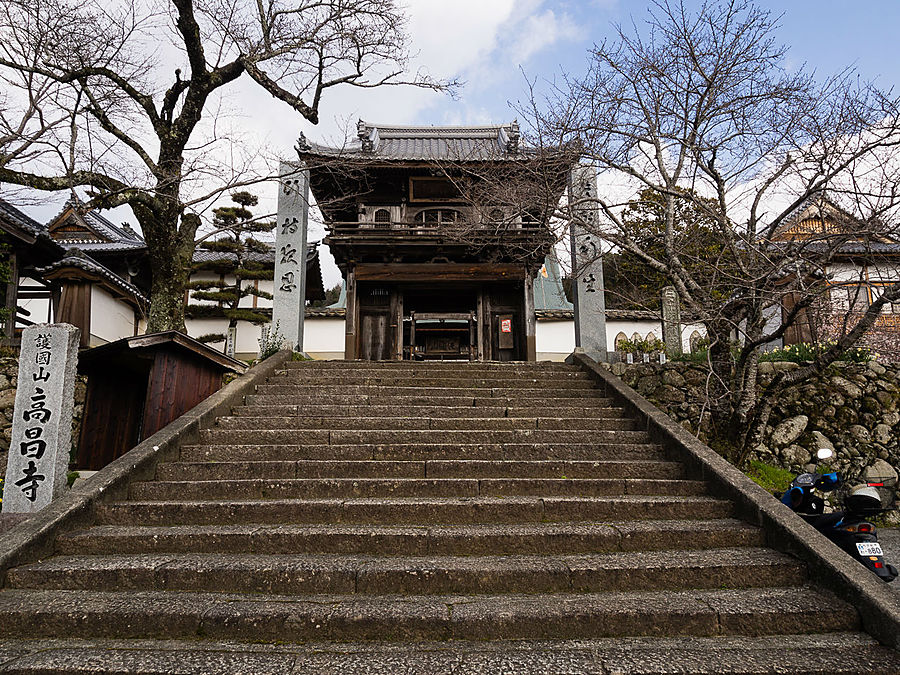 Ворота — самая старая постройка на территории (семнадцатый или восемнадцатый век, я точно не понял; остальные постройки датируются началом девятнадцатого века) Утико, Япония