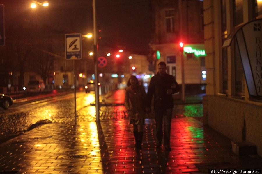 И, напоследок, еще немного ночных видов города, по которому в этот раз мы гуляли преимущественно в это время суток... Львов, Украина