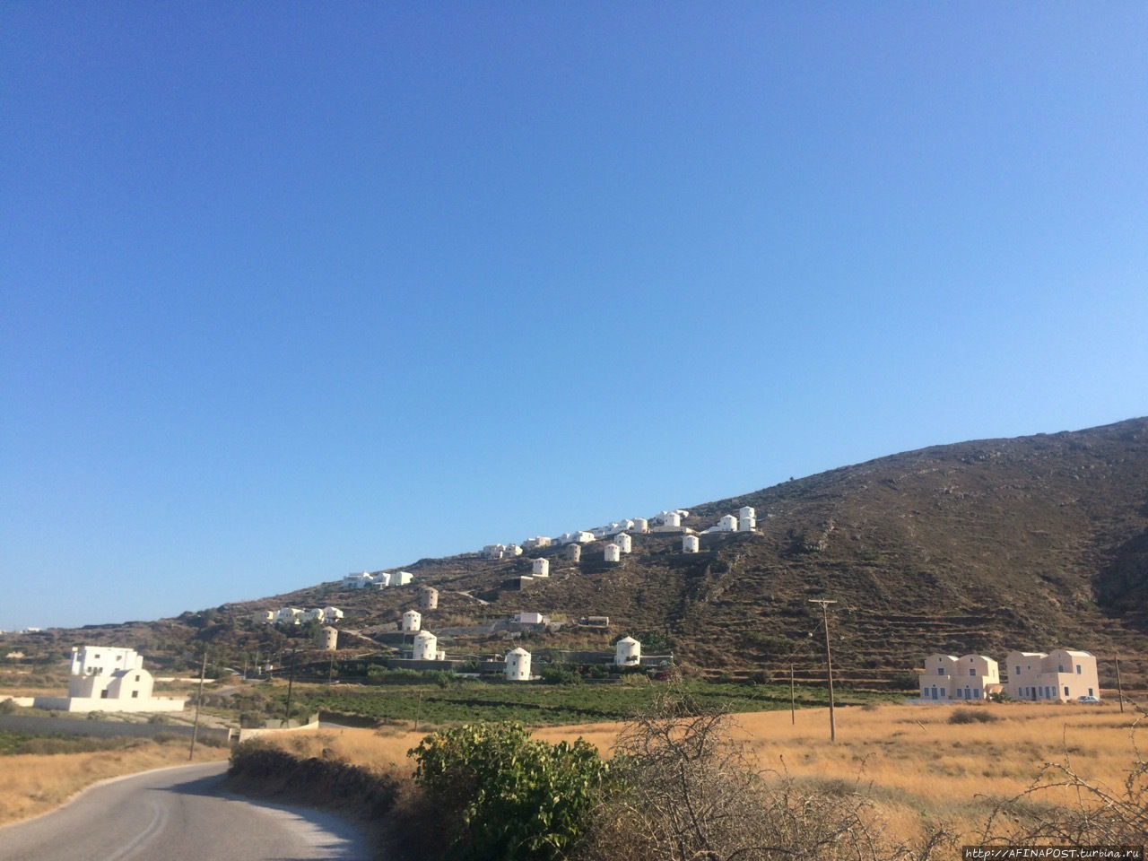 Милые кикладские деревушки Пиргос, остров Санторини, Греция