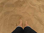 грею ноги в песке