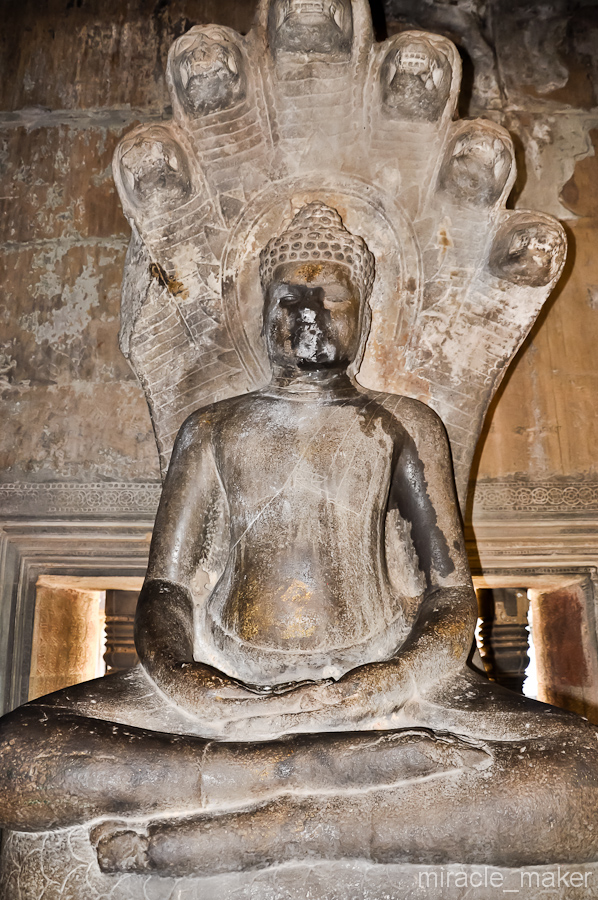 В разных частях храма стоят всевозможные статуи Будды. Возле каждой из них лежат цветы и дымятся благовонные палочки. Ангкор (столица государства кхмеров), Камбоджа