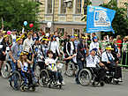 Колонна паралимпийцев — члены движения ДИВО.