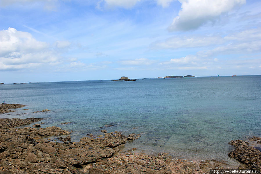 Вид на форт с пляжа St.Enogat. Вид на форт с пляжа St.Enogat.