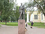 Памятник Клодту с северной стороны Академии.