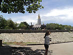 Общий вид на действующий маяк и монумент принца Джумборна.