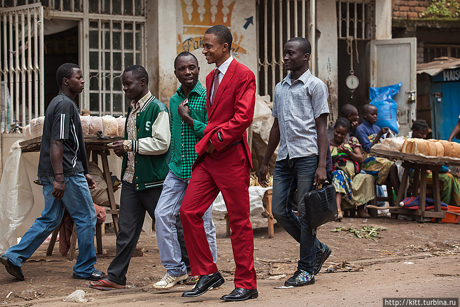Местные модники предпочитают яркие цвета и не отпарывают бирки. Букаву, ДР Конго