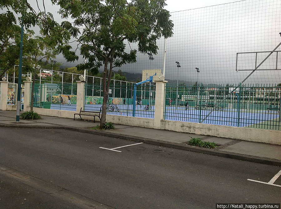 В любом, даже самом маленьком городе острова, расположено не менее 4-5 больших стадионов Силао, Реюньон