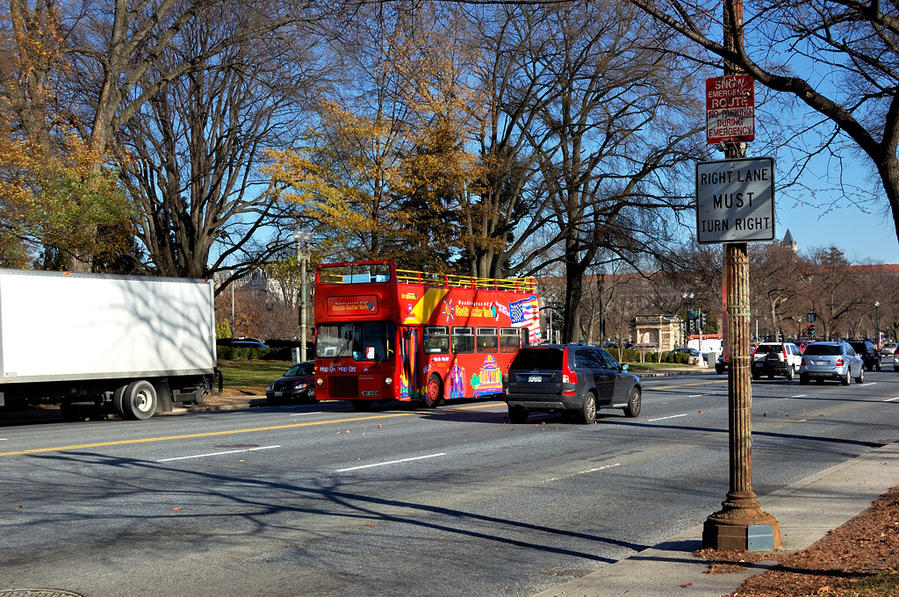 Туристический автобус на проспекте Конституции Вашингтон, CША