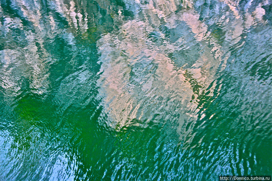 отражения мраморных стенок в открытой воде Рускеала, Россия