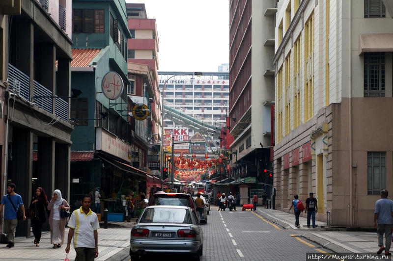 Одна  из  улиц  города. Куала-Лумпур, Малайзия