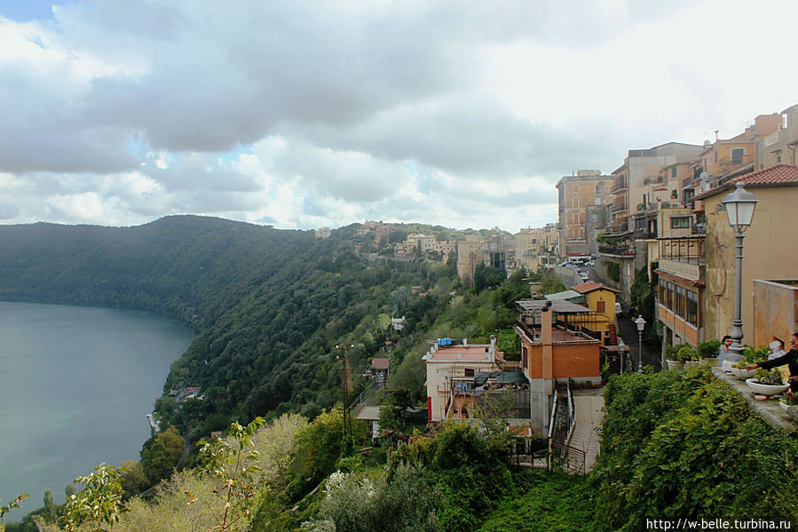 Вид со смотровой площадки на озеро Альбано. Кастель-Гандольфо, Италия