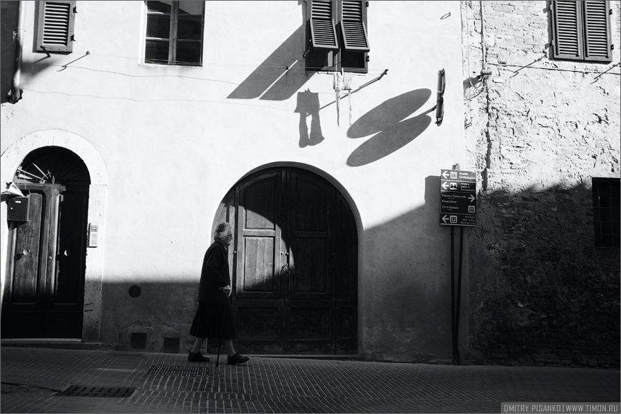 В городе я честно надеялся на жанр и стрит, но фиг там, несмотря на такую рань город был уже сверху доверху наполнен диким количеством туристов, куда не посмотри везде толпы народа, практически все при виде фотоаппарата начинали сразу махать руками и лезть в кадр, в общем, всем своим видом показывали, что они не против сфотографироваться. Но не они были нашей целью, потому пришлось уйти бродить, но город маленький, закоулков не так много, а если и есть то пустые :) В городе я честно надеялся на жанр и стрит, но фиг там, несмотря на такую рань город был уже сверху доверху наполнен диким количеством туристов, куда не посмотри везде толпы народа, практически все при виде фотоаппарата начинали сразу махать руками и лезть в кадр, в общем, всем своим видом показывали, что они не против сфотографироваться. Но не они были нашей целью, потому пришлось уйти бродить, но город маленький, закоулков не так много, а если и есть то пустые :)