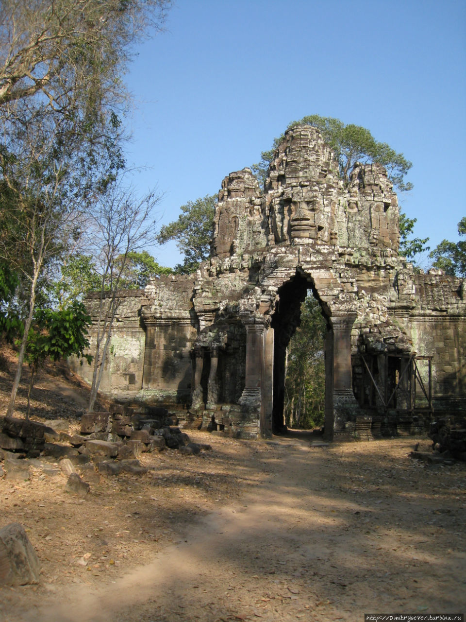 Ворота города. И снова это лицо... Ангкор (столица государства кхмеров), Камбоджа