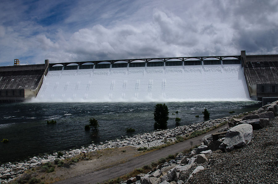Вот, собственно, дамба. На момент окончания её постройки в 1942 году была самой большой в мире. Сейчас это самая крупная электростанция в США и одно из крупнейших в мире бетонных сооружений. Вот, собственно, дамба. На момент окончания её постройки в 1942 году была самой большой в мире. Сейчас это самая крупная электростанция в США и одно из крупнейших в мире бетонных сооружений.