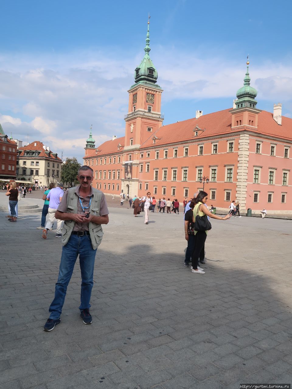 Делаем фотографии на Замковой площади рядом с Королевским замком Варшава, Польша