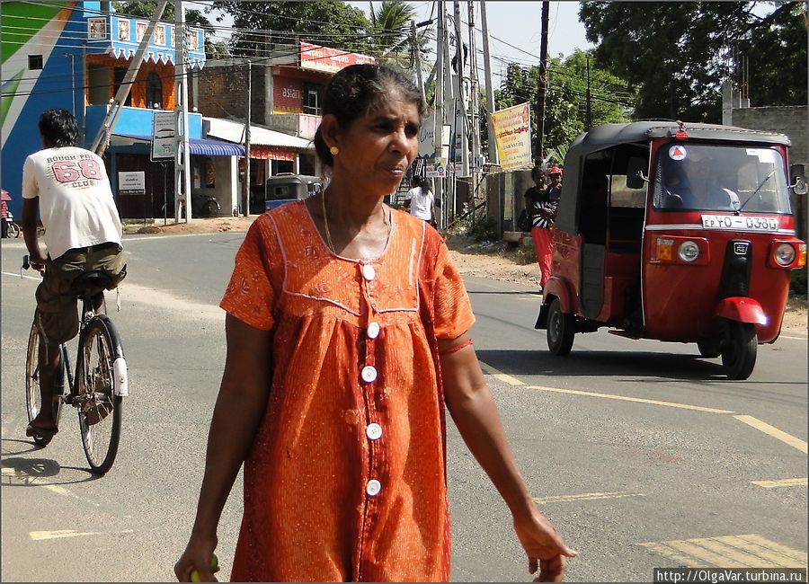 Если не сари, то платье, напоминающее домашний халатик Тринкомали, Шри-Ланка
