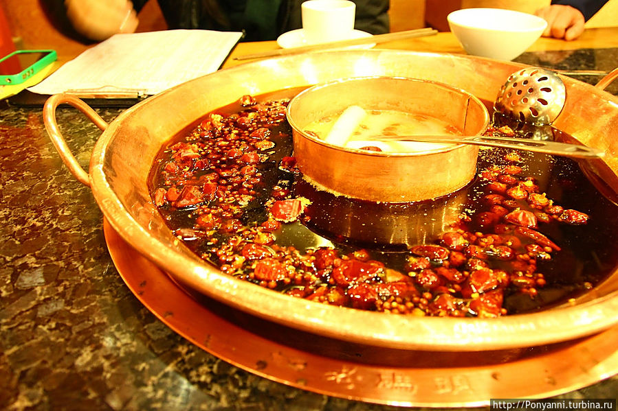 Супчик варят сами посетители ресторана Супчик варят сами посетители ресторана