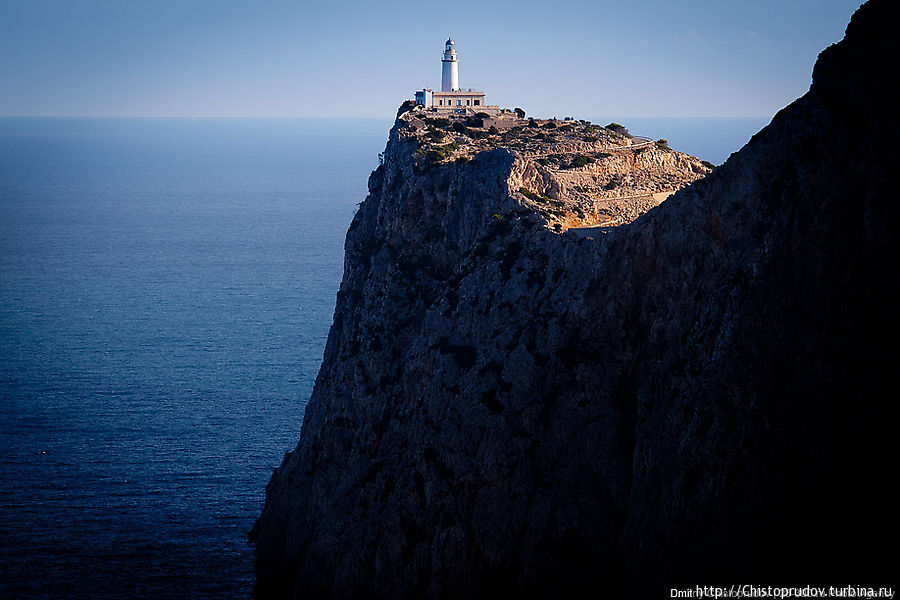 На самом краю острова стоит одинокий маяк. Именно к нему и был проложен мой маршрут. Остров Майорка, Испания