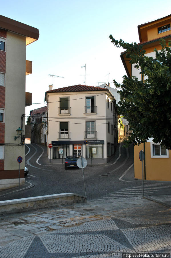 Начало исторической части города Серта. Каштелу-Бранку, Португалия