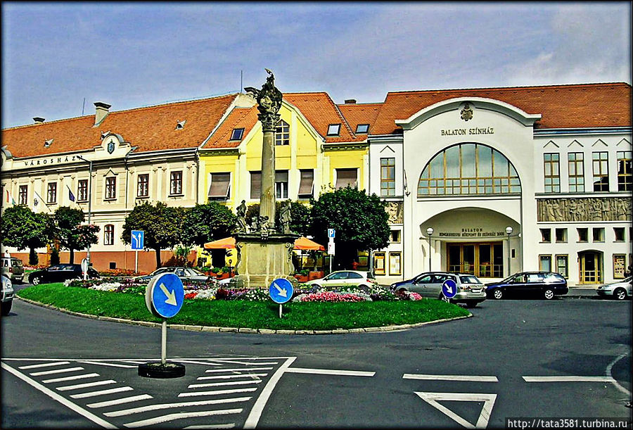 На площади, в центре, находится колонна Святой Троицы 1770 года. Такие колонны в свое время называли «чумными столбами». Цель их строителей — возблагодарить небеса за то, что прекратилась эпидемия чумы. На площади, в центре, находится колонна Святой Троицы 1770 года. Такие колонны в свое время называли «чумными столбами». Цель их строителей — возблагодарить небеса за то, что прекратилась эпидемия чумы.