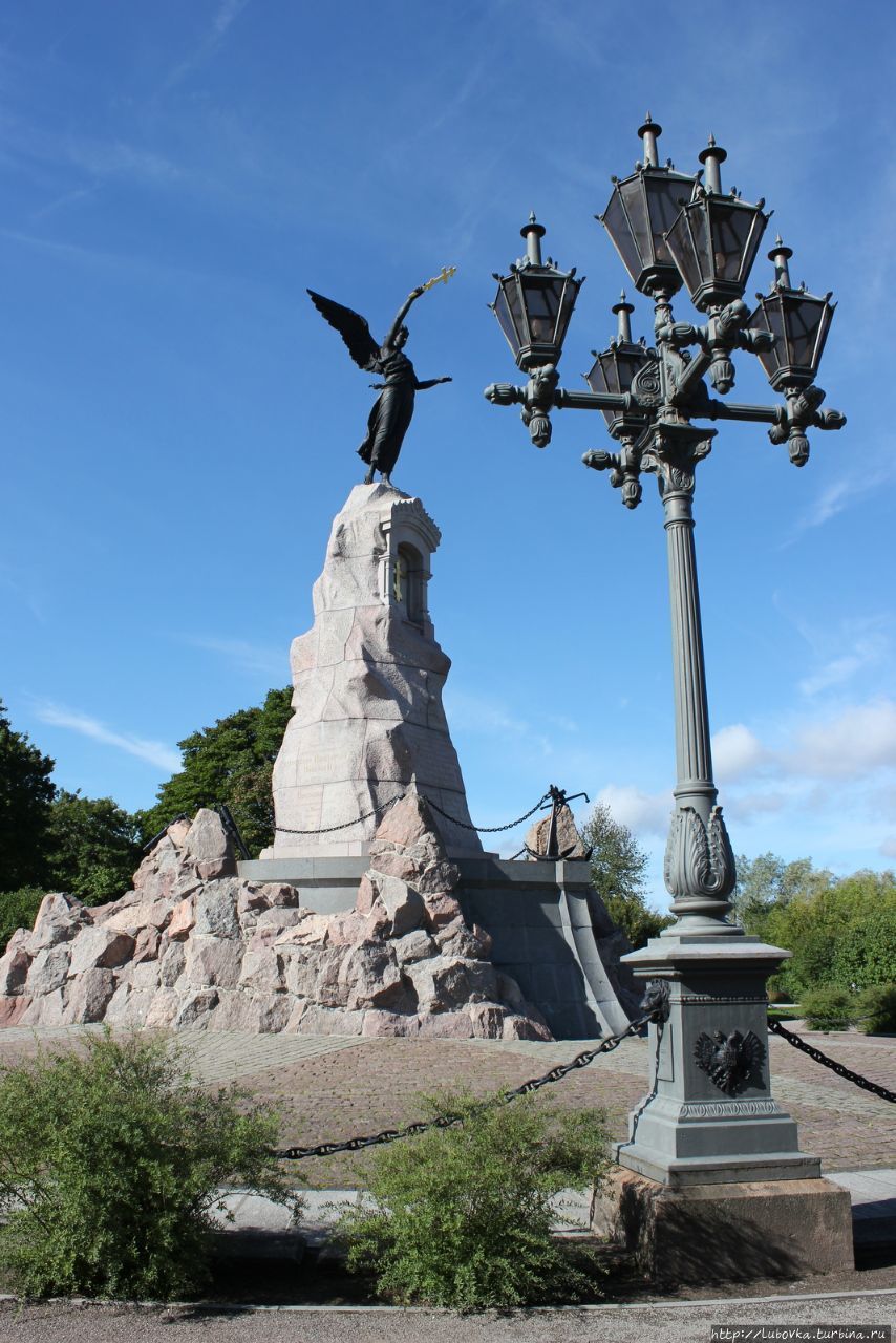 В 1902 году в конце Морской аллеи, на берегу моря, был установлен созданный Амандусом Адамсоном памятник русским морякам корабля «Русалка», затонувшему в 1893 году. Таллин, Эстония