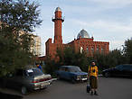 А.Кротов на фоне мечети Красноярской
