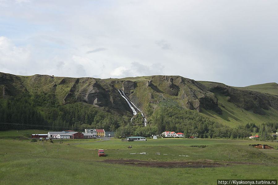 Практически у каждого водопада есть небольшое поселение Свартифосс водопад, Исландия