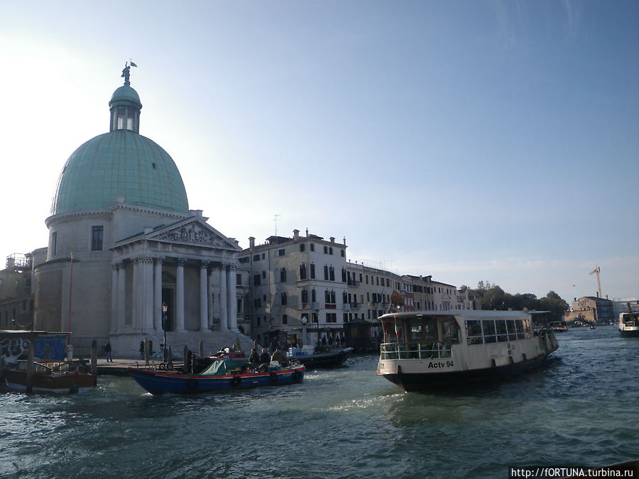 На вапоретто по Гранд каналу Венеция, Италия