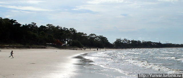 Пляжная линия Харви Бей на запад Херви-Бей, Австралия