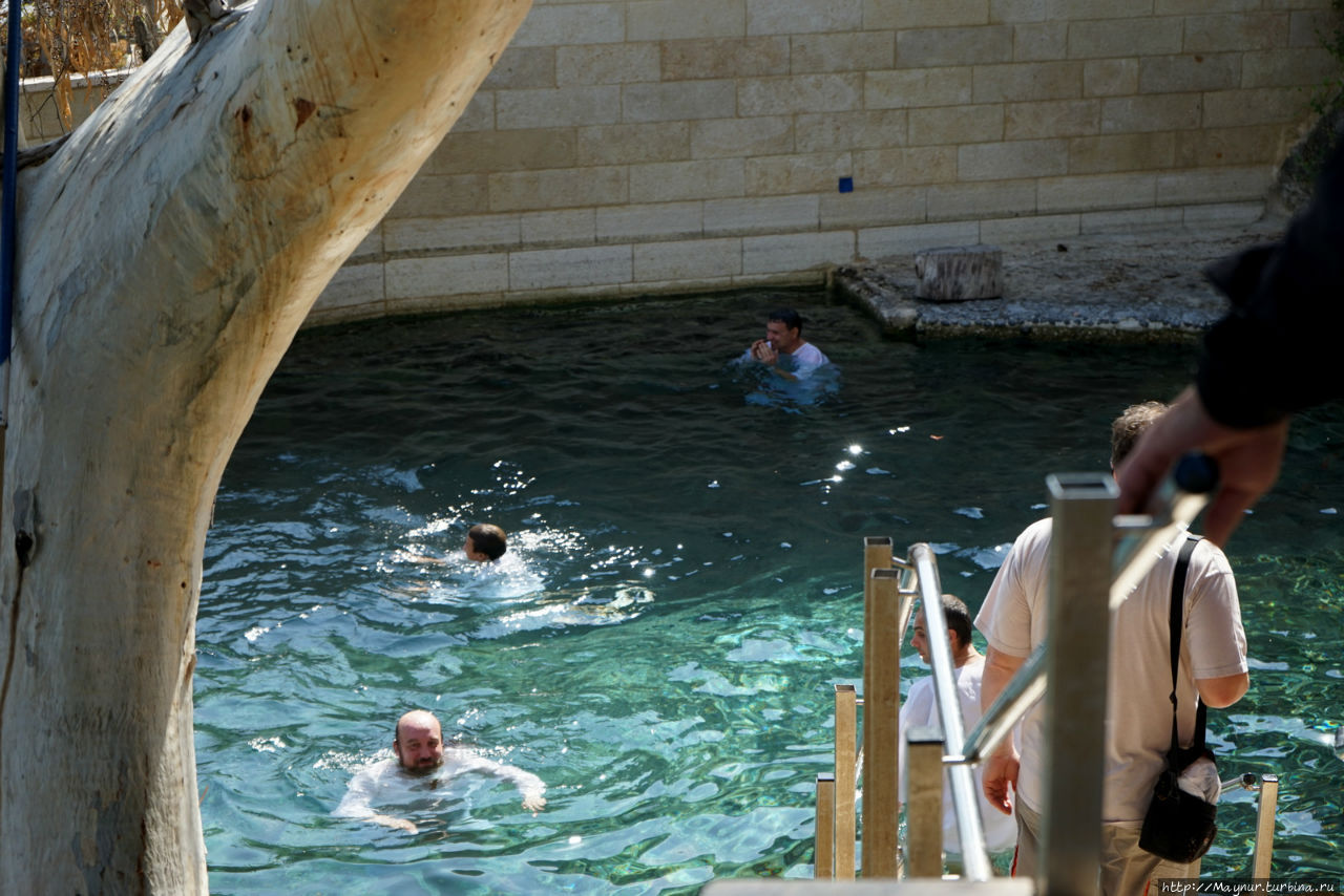 Радоновые  ванны  на  территории  церкви. Галилейское море озеро, Израиль
