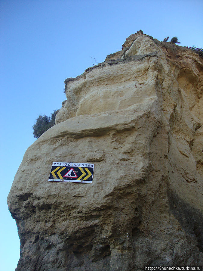 Прибрежные скалы подмыты водой настолько, что в основном имеют отрицательный уклон. Находиться под ними очень опасно. Впрочем, это никого не останавливает. Прибрежные скалы подмыты водой настолько, что в основном имеют отрицательный уклон. Находиться под ними очень опасно. Впрочем, это никого не останавливает.