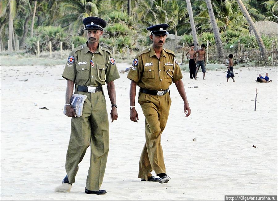 А вот и государственные мужи. Ничто не красит так мужчину, как форма. Есть она и у военных, и полицейских, у каждого своя, так что перепутать их никак невозможно. Судя по наблюдениям, у полицейских свое разделение труда. Вот эти полицейские следят за порядком на пляжах, чтобы туристов никто не обижал... А вот и государственные мужи. Ничто не красит так мужчину, как форма. Есть она и у военных, и полицейских, у каждого своя, так что перепутать их никак невозможно. Судя по наблюдениям, у полицейских свое разделение труда. Вот эти полицейские следят за порядком на пляжах, чтобы туристов никто не обижал...