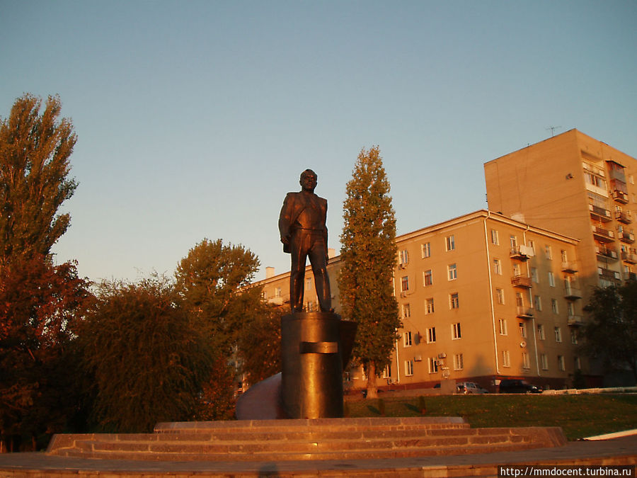 Памятник Гагарину. Я его не узнал даже когда прочитал подпись на постаменте Саратов, Россия