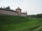 Внушительные стены, ров, напоминают об исторической роли Великого Новгорода как  связующего звена между средневековой Европой и Русью. В этом году Великому Новгороду исполнилось 1155 лет. На этом снимке хорошо просматривается Златоустовская башня.