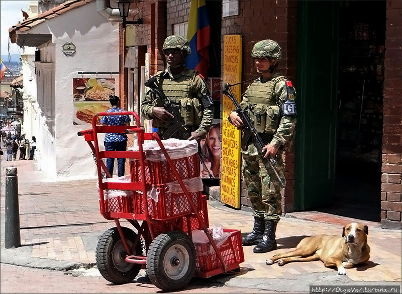 Военный патруль. Ребята были приветливы и с удовольствием фотографировались Богота, Колумбия