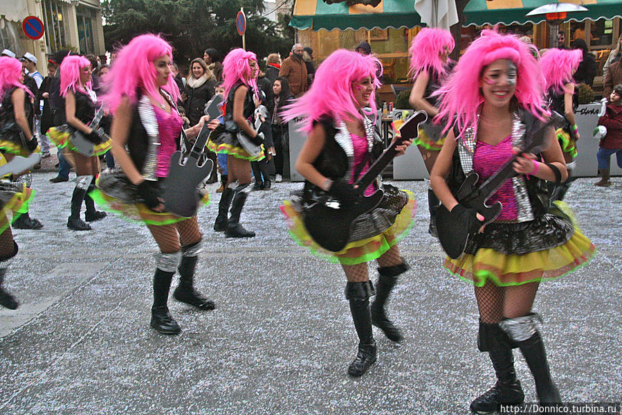 особенно когда носились кругами с гитарами. В этот момент понимаешь что участник с примерно 50-60 танцорами сильно выигрывает по сравнению с участником где всего 20-30 танцоров особенно когда носились кругами с гитарами. В этот момент понимаешь что участник с примерно 50-60 танцорами сильно выигрывает по сравнению с участником где всего 20-30 танцоров