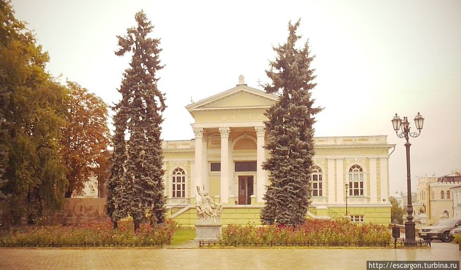 Дальше виднеется Одесский археологический музей, один из старейших в стране, который был основан в 1825 году. Сейчас в музее хранится свыше 150 тысяч экспонатов.
Музей обладает крупнейшим в мире собранием по истории Северного Причерноморья, собрание египетских древностей музея – третье по величине в бывшем СССР. Обширна также коллекция древнегреческих раритетов. Перед зданием музея установлена копия статуи Лаокаоона и его сыновей, сраженных змеей. По легенде Лаокаоон, догадался об истинном предназначении троянского коня, но сочувствующие грекам боги послали змею, которая убила его и его детей. Дальше виднеется Одесский археологический музей, один из старейших в стране, который был основан в 1825 году. Сейчас в музее хранится свыше 150 тысяч экспонатов.
Музей обладает крупнейшим в мире собранием по истории Северного Причерноморья, собрание египетских древностей музея – третье по величине в бывшем СССР. Обширна также коллекция древнегреческих раритетов. Перед зданием музея установлена копия статуи Лаокаоона и его сыновей, сраженных змеей. По легенде Лаокаоон, догадался об истинном предназначении троянского коня, но сочувствующие грекам боги послали змею, которая убила его и его детей.