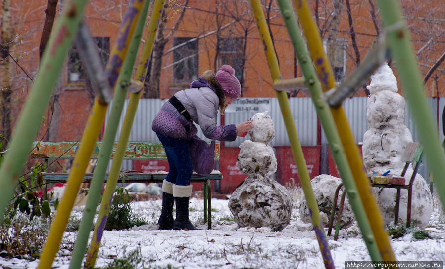 Суровый Челябинский снеговик. Снег во многих районах города очень грязный из-за близости крупных предприятий. В этом районе Челябинска основным загрязнителем является металлургический монстр ЧМК