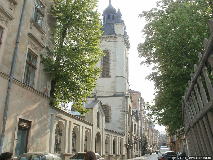 Колокольня Армянского собора построена в 1571 году. Львов, Украина