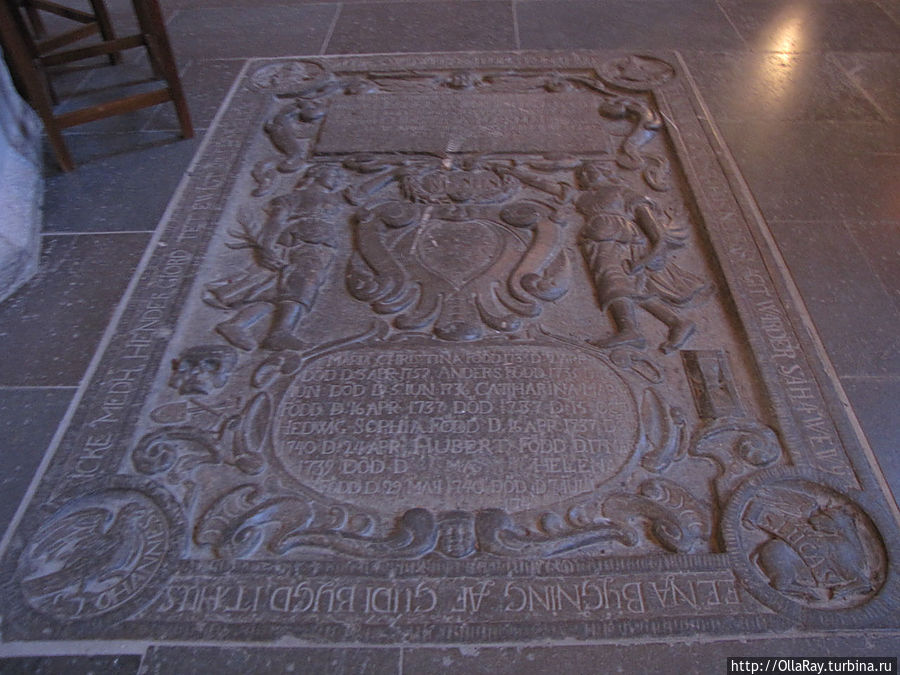 Необычные ощущения — полы в соборе состоят из старинных могильных плит, по которым можно ходить. Необычные ощущения — полы в соборе состоят из старинных могильных плит, по которым можно ходить.