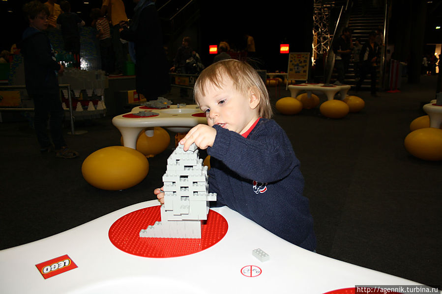 Сына в полтора года строит башню Мюнхен, Германия