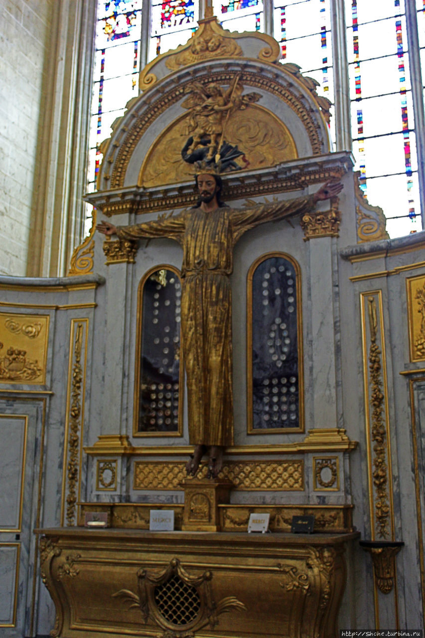 Эта фигура Христа получила название «прекрасного бога Амьена» Амьен, Франция