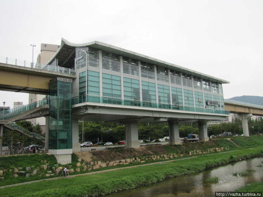 Станция метро музей города Пусана. Дизайн станции такой же как у станции Кинг Суро. Пусан, Республика Корея