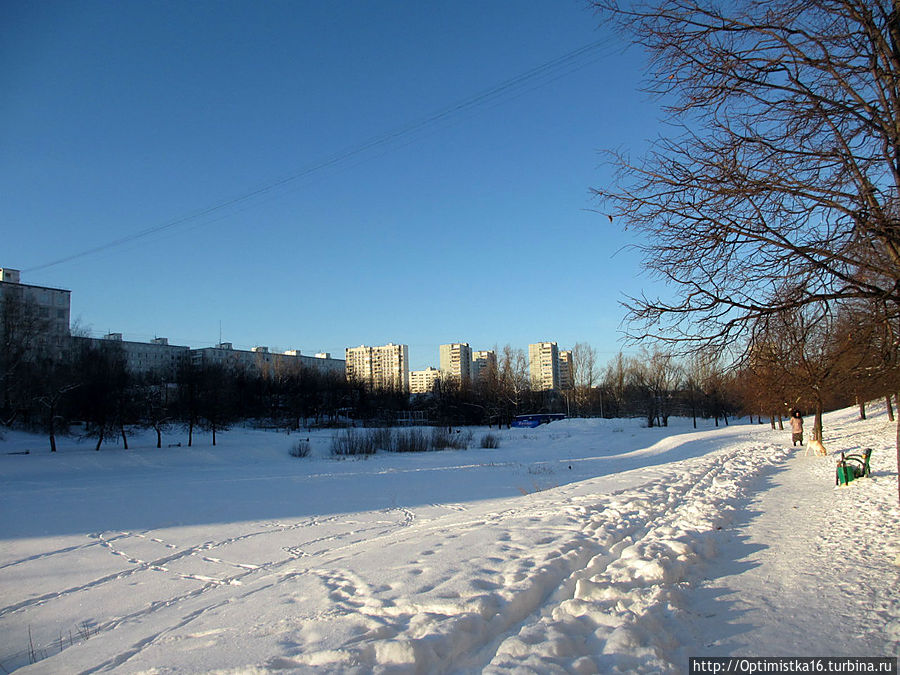 Там за полем вдалеке мой дом. Москва, Россия