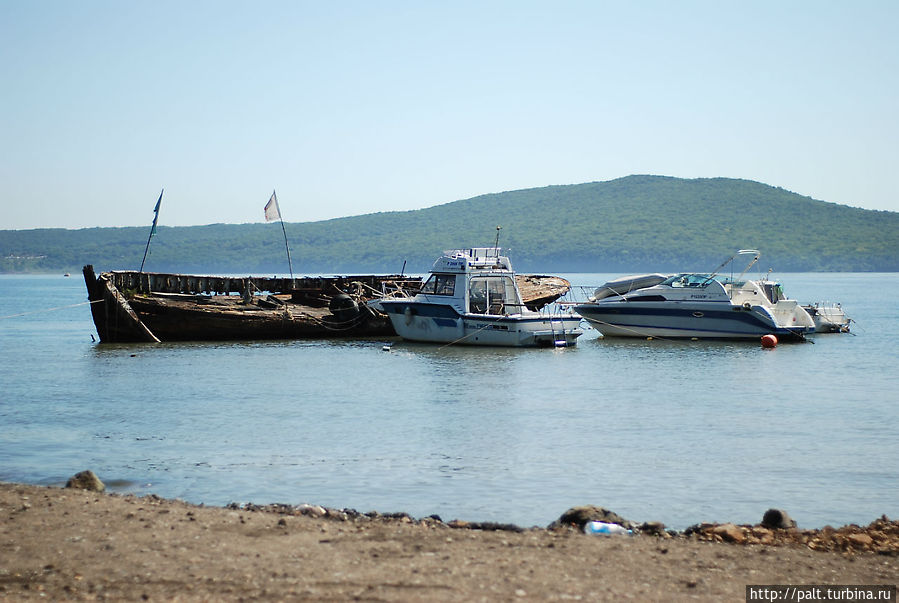 За кромкой воды совсем рядом Русский. Можно и на катере, но у нас автомобиль. За кромкой воды совсем рядом Русский. Можно и на катере, но у нас автомобиль.