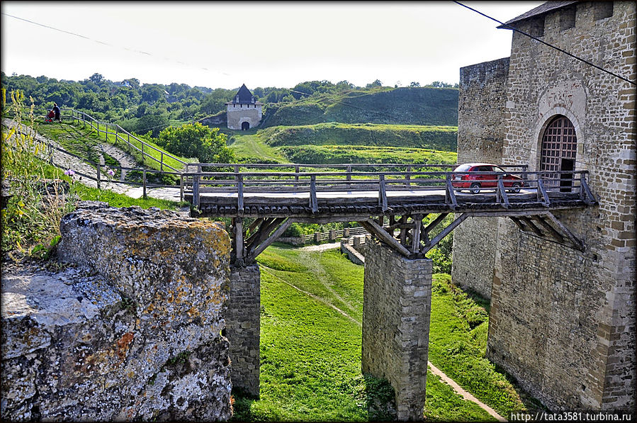 Мост через крепостной вал ведет в Надвратную башню замка. Хотин, Украина